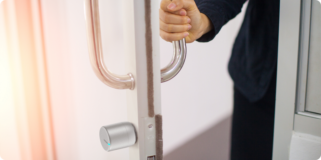 The tedee smart lock opens the office door