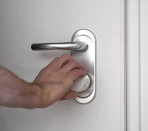 Abrindo a porta com a maçaneta da fechadura inteligente