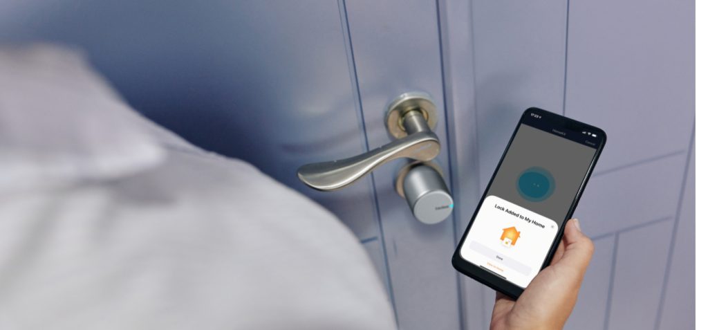 Een persoon opent een tedee smart lock met behulp van een mobiele app