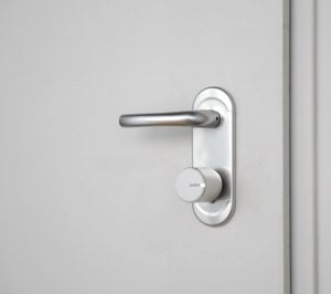 Smart lock instalada na parte interna da porta