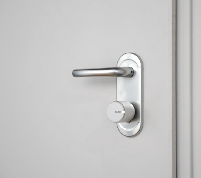 TOP-HausSicherheit - Das tedee Go Lock öffnet Dir automatisch die Tür,  sobald Du vor Deiner Haustür stehst.