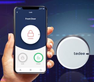 Cerradura inteligente Tedee mostrada junto a la pantalla de un smartphone que muestra la aplicación tedee
