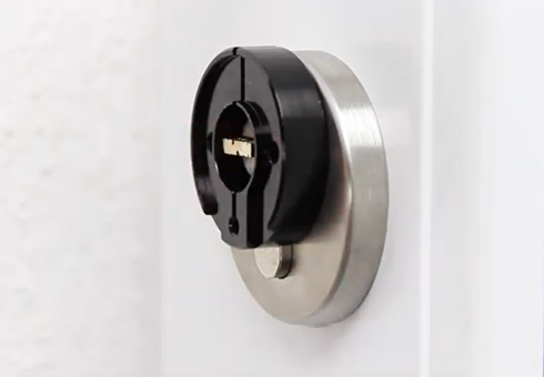 The tedee adapter mounted on the door lock