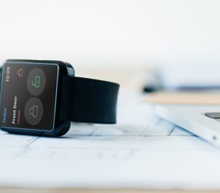 Smartwatch con l'applicazione tedee sullo schermo