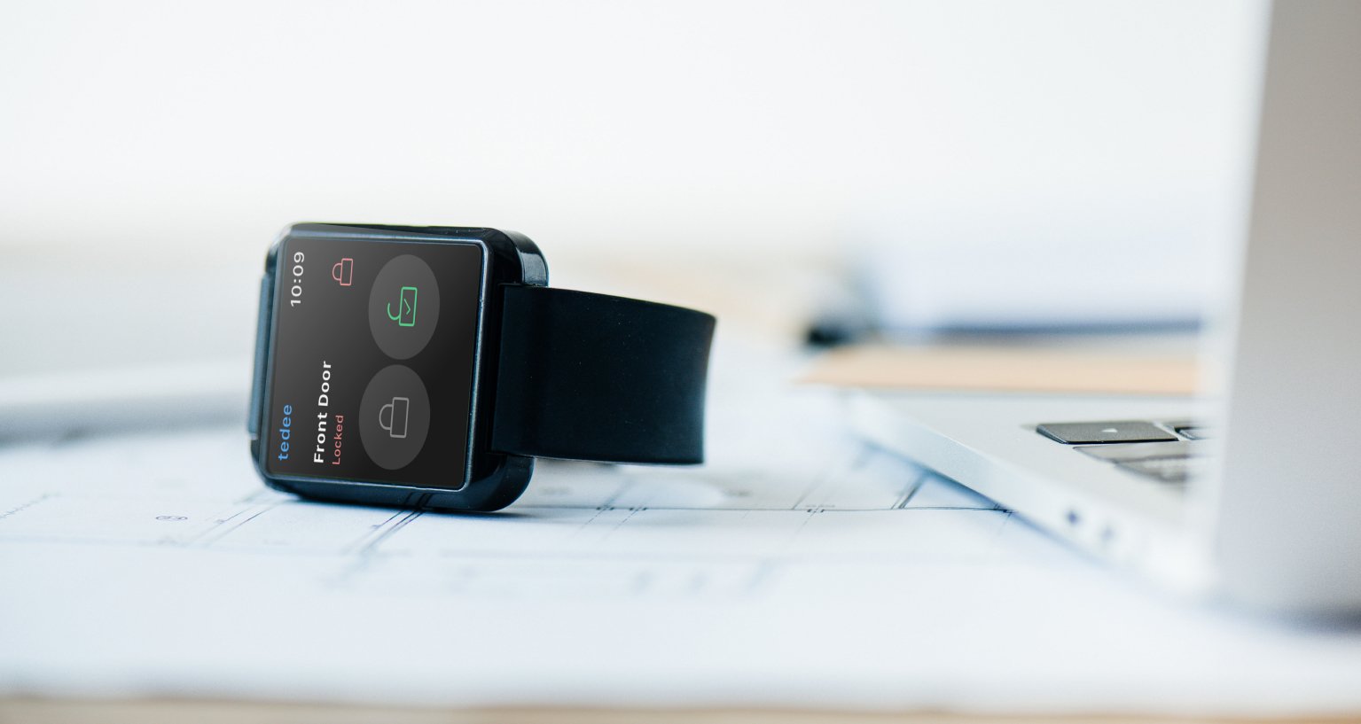 smartwatch z uruchomioną aplikacją tedee