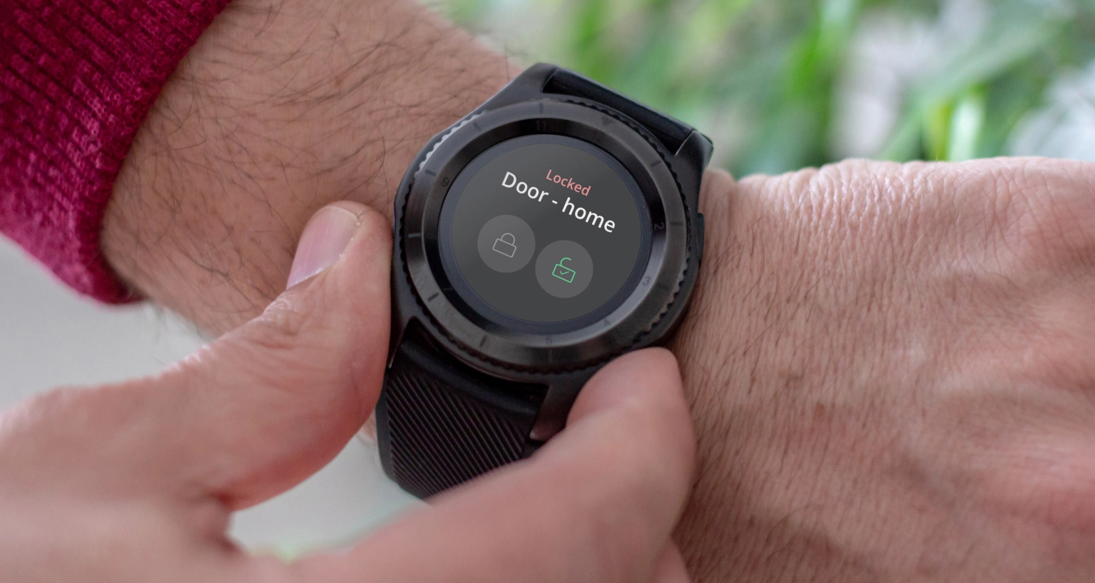 smartwatch na nadgarstku z uruchomioną aplikacją tedee