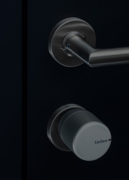 tedee Lock GO, smartes Türschloss, einfach nachrüstbar, ohne  Zylindertausch, Steuerung via Bluetooth & aus der Ferne per App, iPhone &  Android, Smart Home, silber, Ø 58mm x 65mm … : : Baumarkt