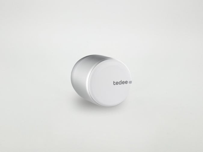 Få fat i Tedee PRO, den prisvindende smartlås i sølv, der imponerer med sit kompakte design og lynhurtige funktioner. Bestil nu!