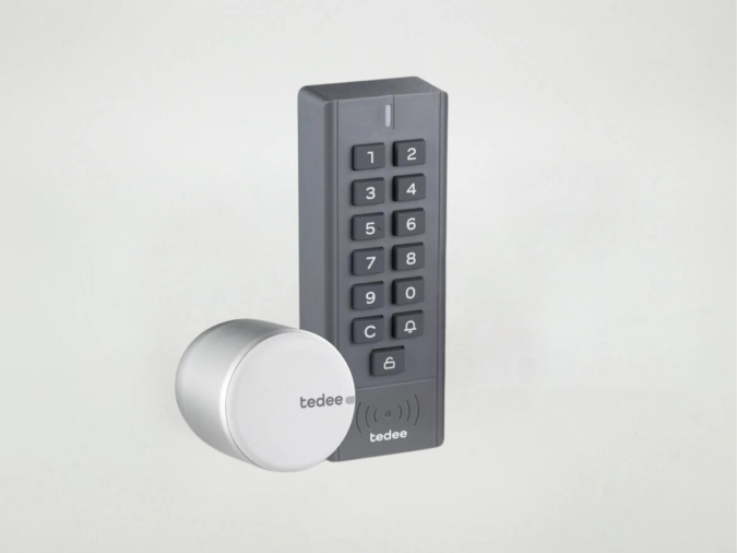 Tedee PRO (Silver/White) Exclusive Offer with Keypad for 1 EUR