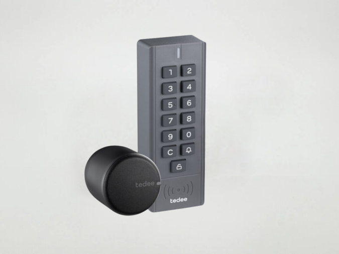 Tedee PRO (Black) Exclusive Offer with Keypad for 1 EUR